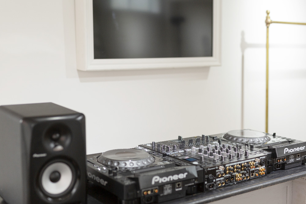 DJ機材を完備、様々なイベントの開催も可能です。
